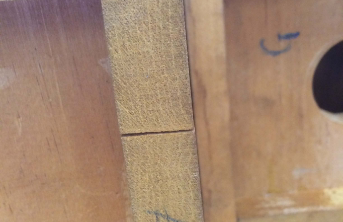 Organ crack in a wood pipe wall that must be repaired